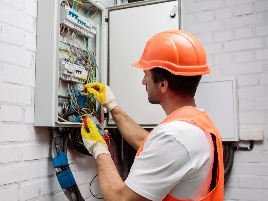 Prises et circuits par un électricien à Paris